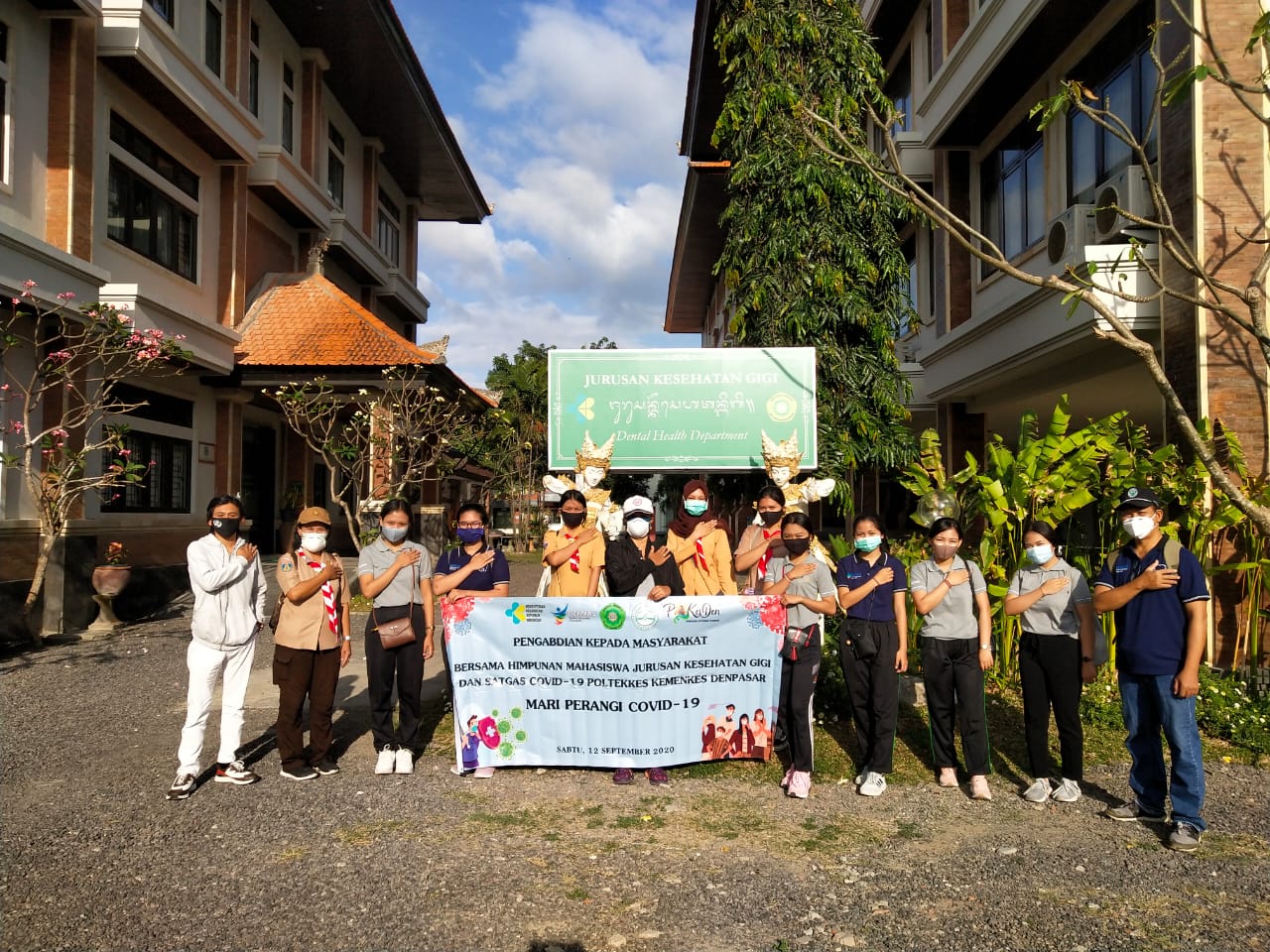 HMJ JKG Polkesden Perangi Covid di Pasar Pedungan