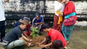 Penanaman Pohon oleh Presiden BEM dan Direktur Poltekkes Denpasar